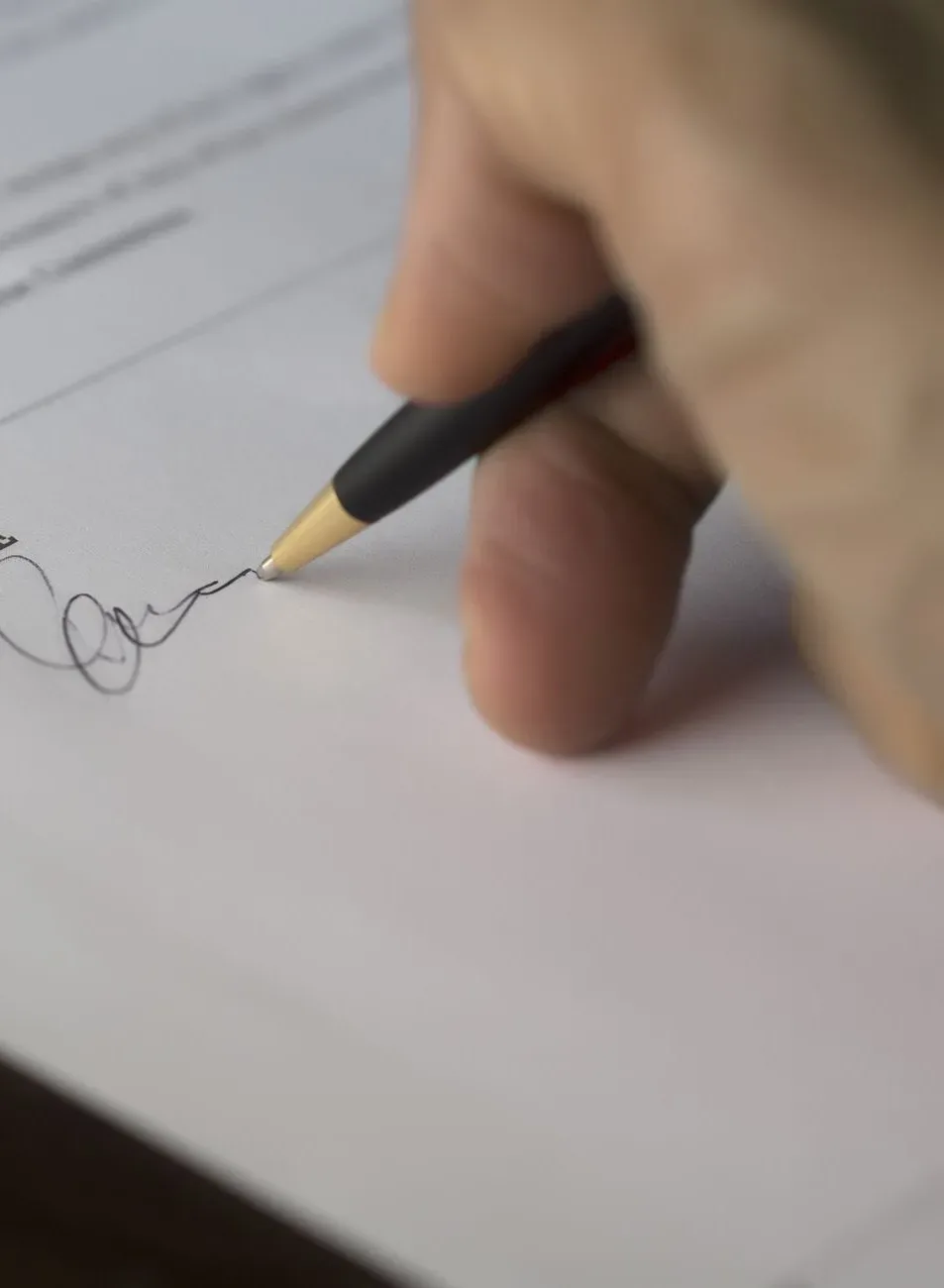 برگهای با خط امضا و دستی که خودکار به دست دارد