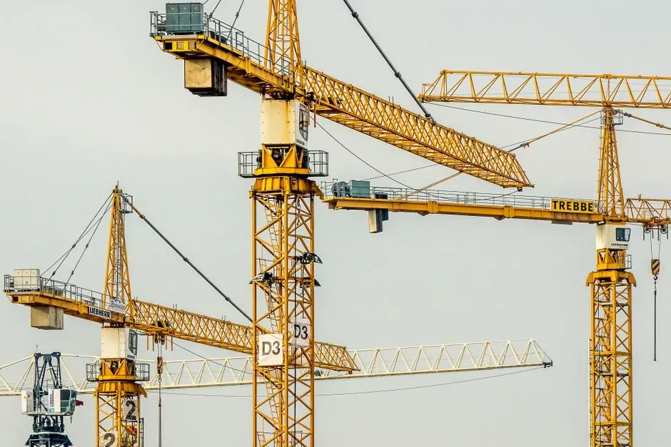 کارگر ساختمانی روی اسکلت چوبی سقف در حال کار