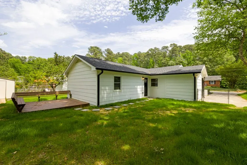 نمای از بالای چند بام شیروانی با پوشش سفالی خاکستری